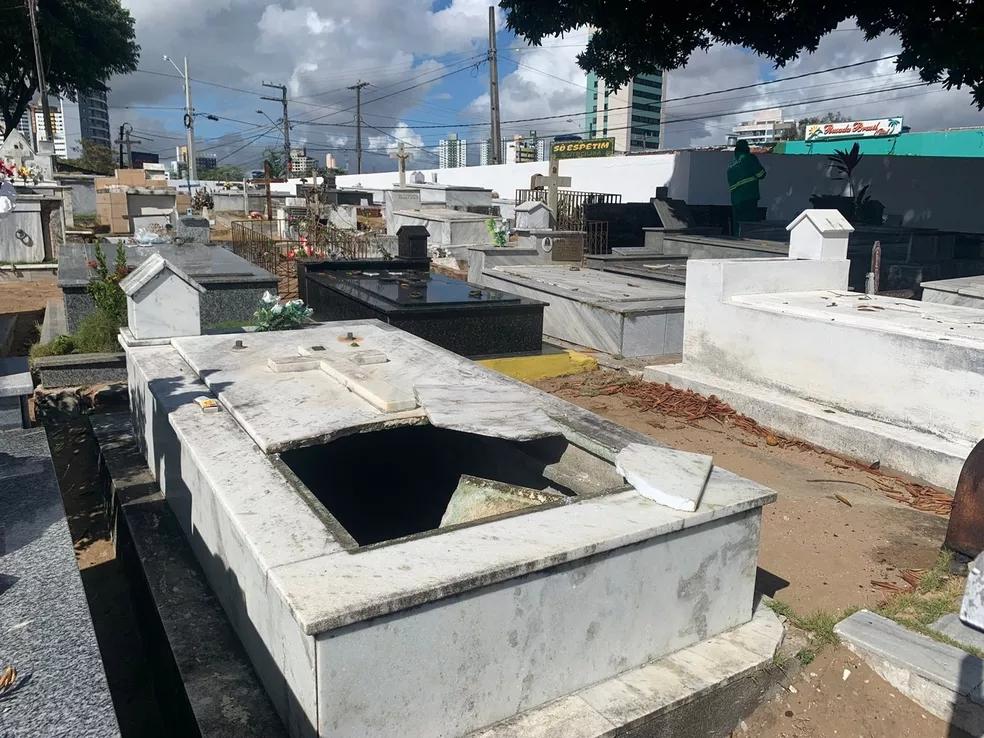 Criminosos invadem cemitério, furtam peças de metal e depredam túmulos na Zona Sul de Natal
