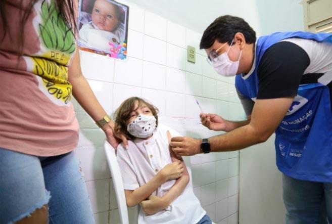 Davi Guilherme, de 7 anos, é a primeira criança vacinada contra a Covid-19 em Mossoró