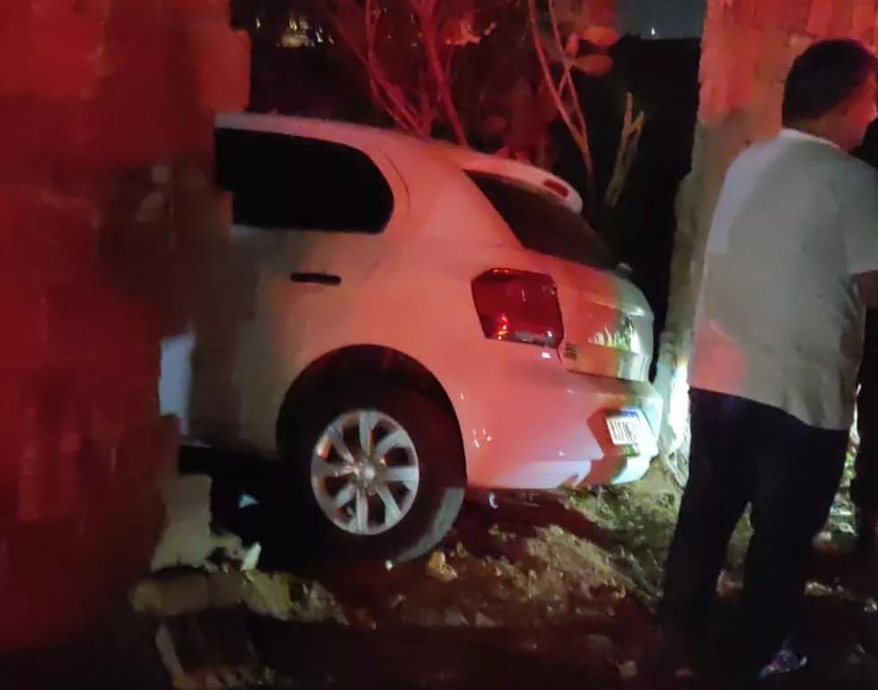 Mulheres assaltam família e batem carro das vítimas em muro ao tentar fugir da polícia em Mossoró