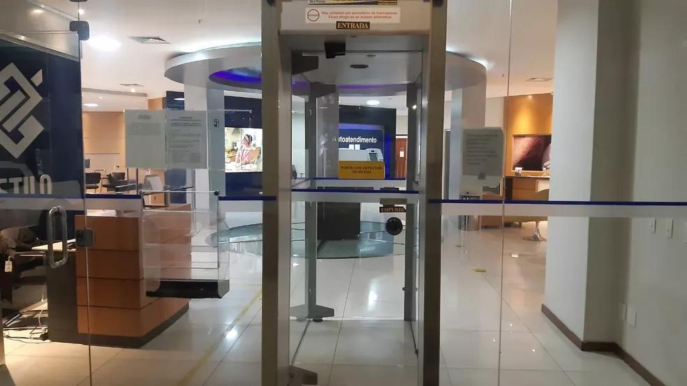 Polícia busca identificar homem que rendeu gerente e roubou dinheiro de banco em Natal