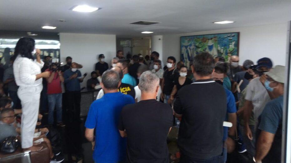 Após se reunir em banheiro, presidente do sindicato dos policiais civis assina intimação para encerrar paralisação no RN