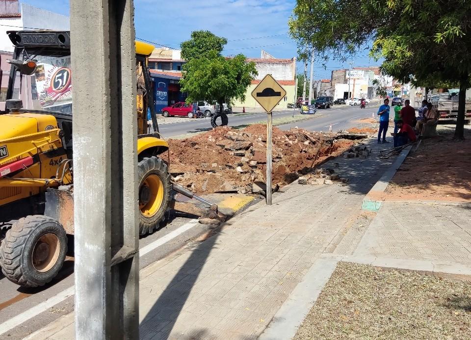 BR-405 da cidade de Apodi é interditada para realização de troca de tubulações de esgotos