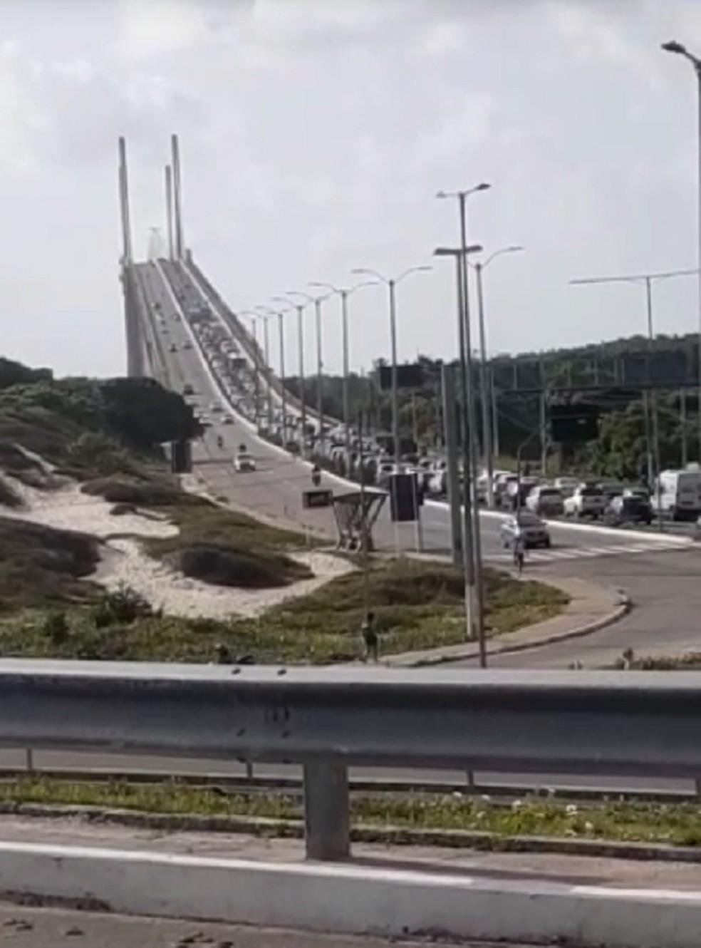 Caminhão quebrado gera congestionamento na Ponte Newton Navarro em Natal