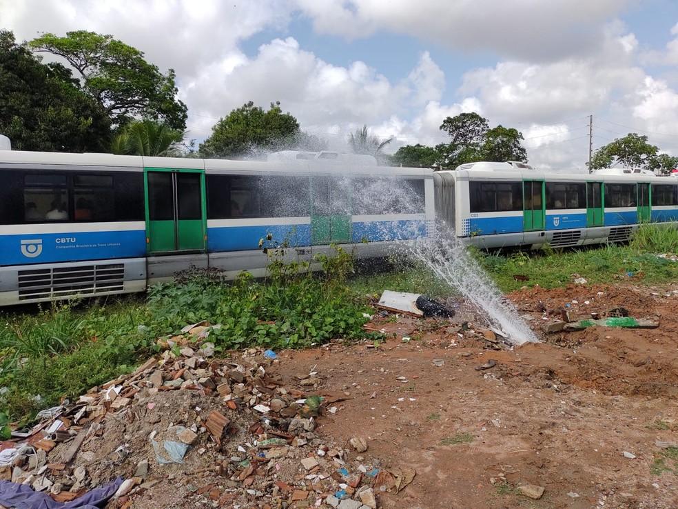 Cano estourado jorra água e atinge trem urbano na Zona Norte de Natal; reparo é feito