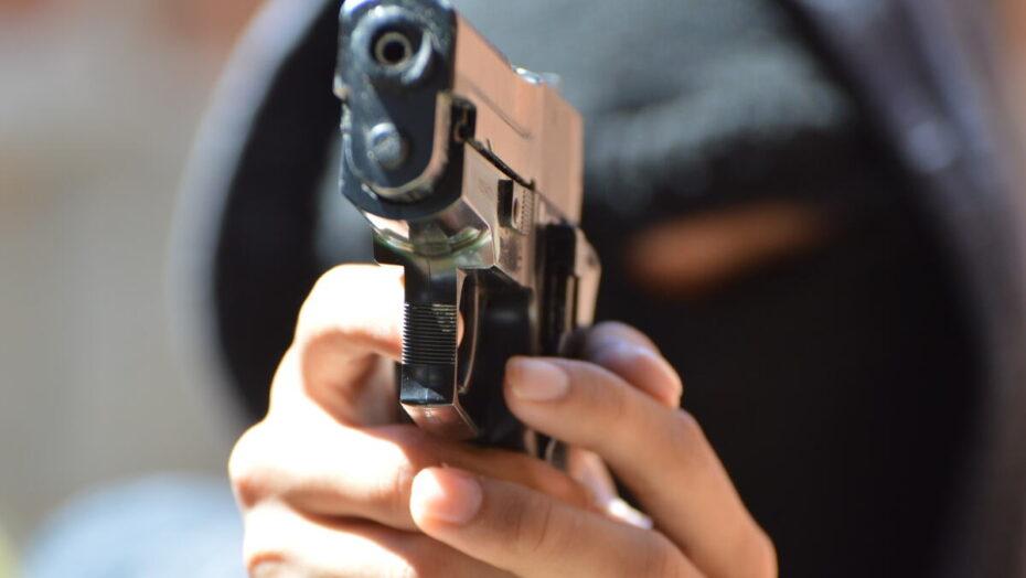 Criminosos destelham residência, rendem morador e levam objetos de valor na Grande Natal