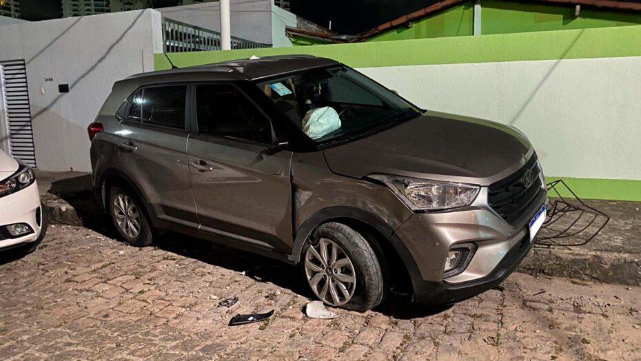 Criminosos invadem casa, fazem arrastão, mantém idosos reféns, fogem com carros e batem veículo durante perseguição em Natal