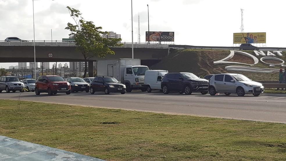 Engavetamento com seis veículos causa congestionamento na BR-101, em Natal