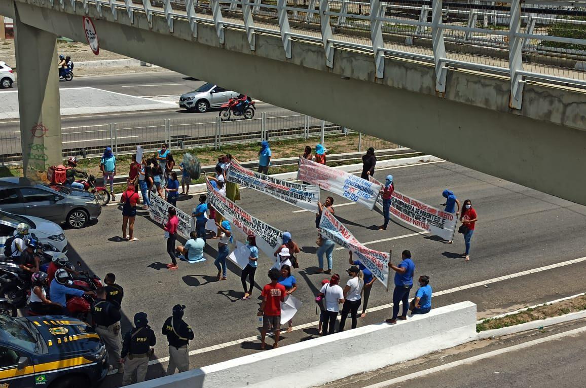 Familiares de presidiários fazem protesto e bloqueiam trânsito na BR-101 em Natal