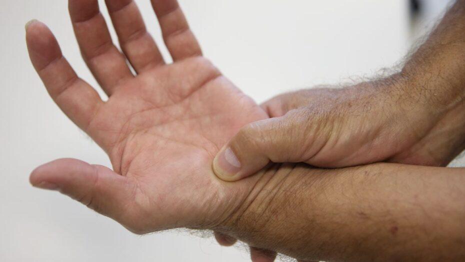 Fevereiro Roxo busca melhorar qualidade de vida de pacientes com Alzheimer, lúpus e fibromialgia no RN