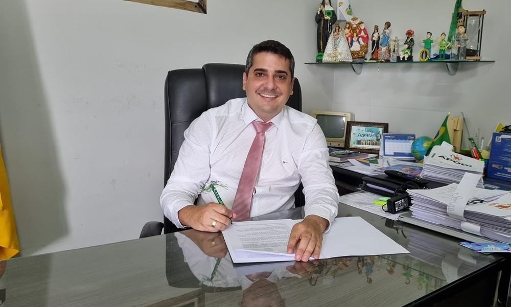 Gestão Alan Silveira chega a 2022 somando reajuste de 65% para os profissionais de educação