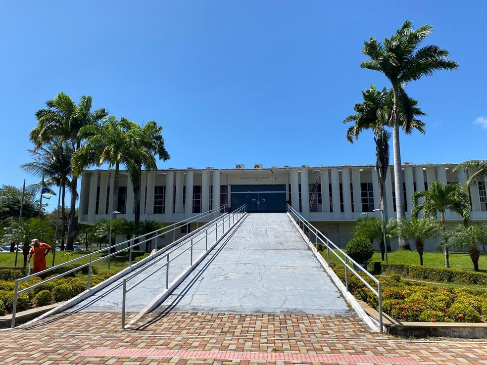 Governo do RN promove 3,8 mil servidores e confirma 15% de recomposição salarial a partir de março