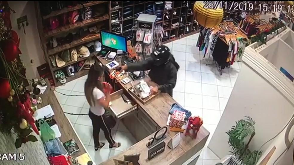 Homem que matou ex-namorada em assalto forjado é condenado a 23 anos de prisão