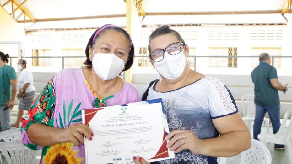 Moradores do Nova Natal recebem títulos de regularização fundiária