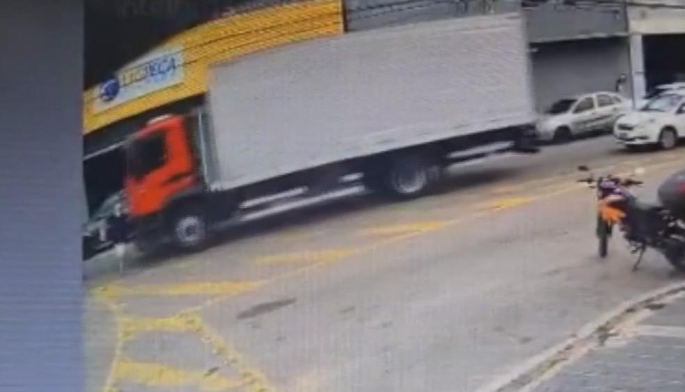 Mulher é atropelada por caminhão no bairro Alecrim, em Natal; vídeo mostra acidente