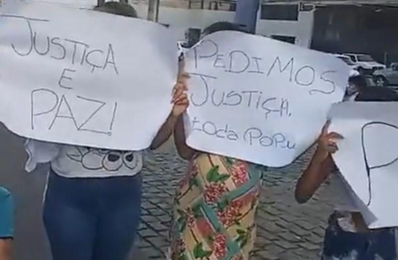 Mulher faz protesto por suposta violência policial na Grande Natal e PM diz que está apurando o caso