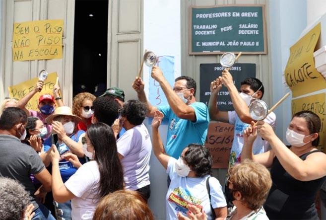 Professores da rede estadual aprovam indicativo de greve por novo piso salarial