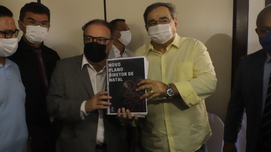 “Vamos modernizar a cidade”, diz prefeito de Nartal ao receber Plano Diretor