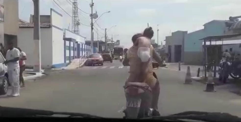 Vídeo flagra homem trafegando com criança em pé e sem capacete na garupa de moto no interior do RN