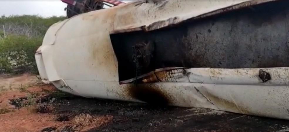 Carreta carregada de petróleo tomba em rodovia do RN e motorista fica preso nas ferragens