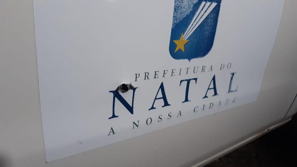 Carro oficial da prefeitura de Natal é atingido por tiros durante tentativa de assalto