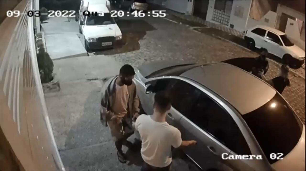 Casal assalta outro casal na Zona Norte de Natal, tenta roubar carro mas desiste