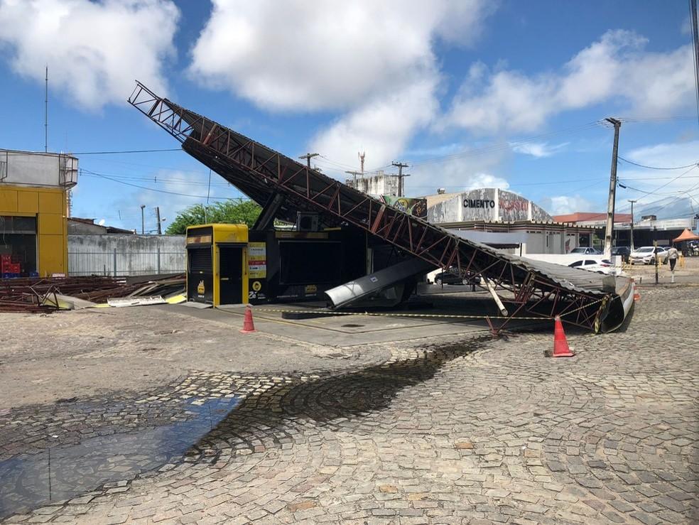 Cobertura de posto de combustíveis desaba na Avenida Nevaldo Rocha em Natal