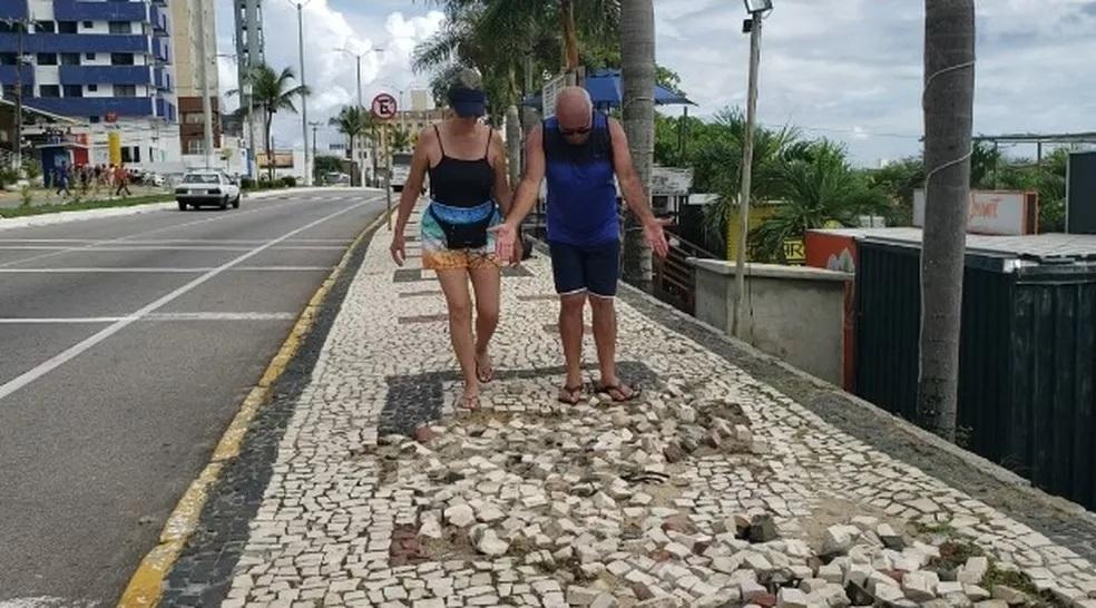 Com pedras soltas e parte destruída, calçadão da Avenida Roberto Freire em Natal oferece riscos a pedestres
