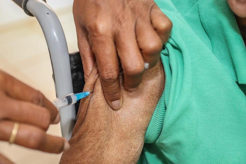 Comitê científico do RN recomenda começar a aplicar a 4ª dose da vacina contra Covid em idosos