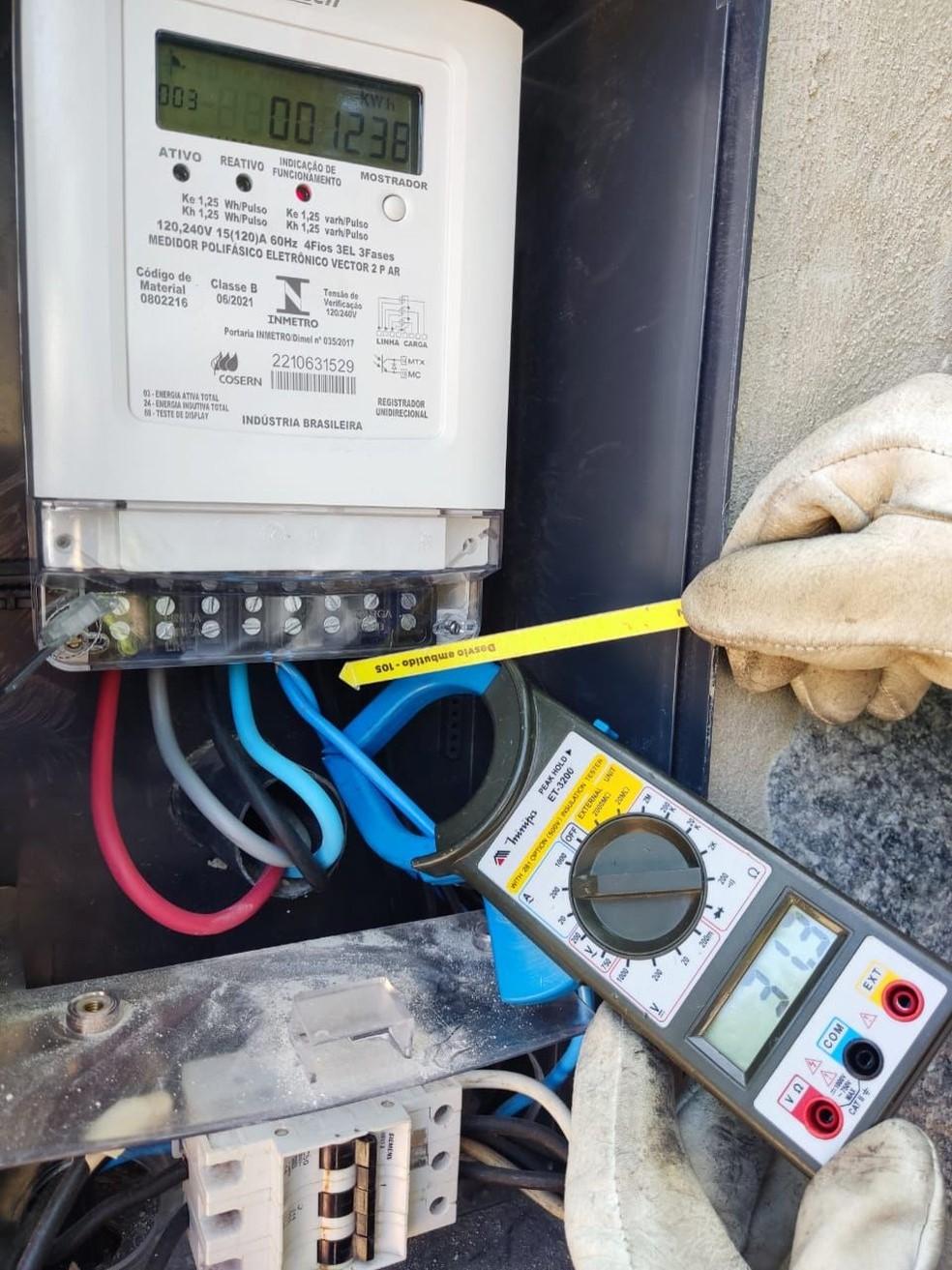 Cosern desativa ligações clandestinas em hotel, pousada, fábrica de gelo e casa na Praia de Pipa