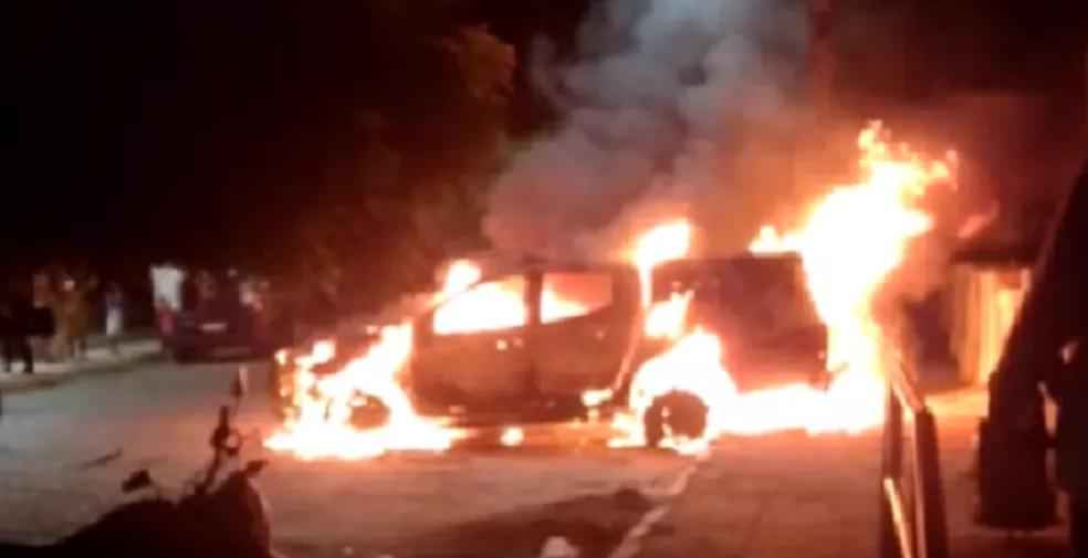 Criminosos invadem cidade do RN, atiram em pelotão da PM, ateiam fogo em viatura e explodem banco