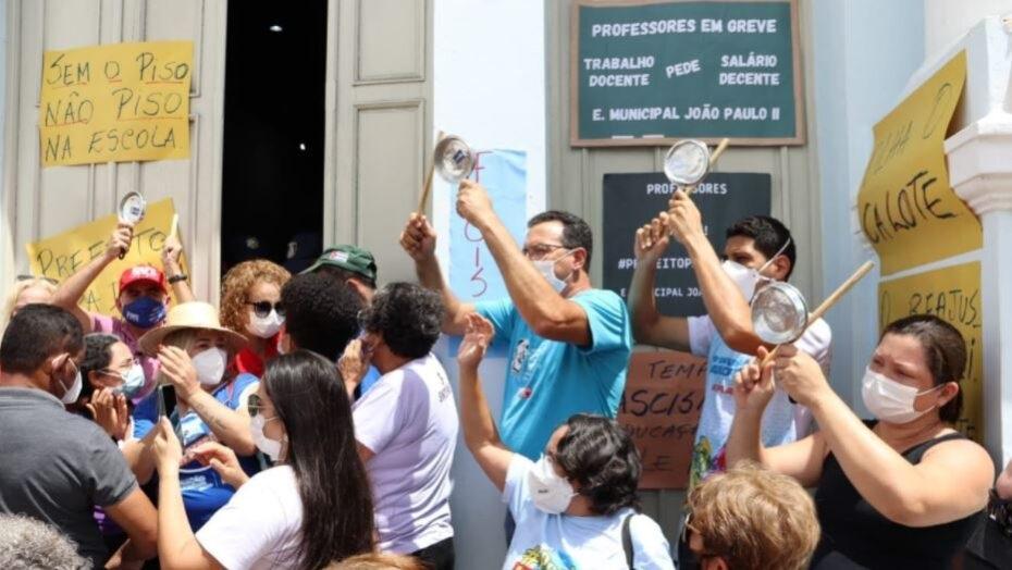 Educadores de Natal aprovam indicativo de greve