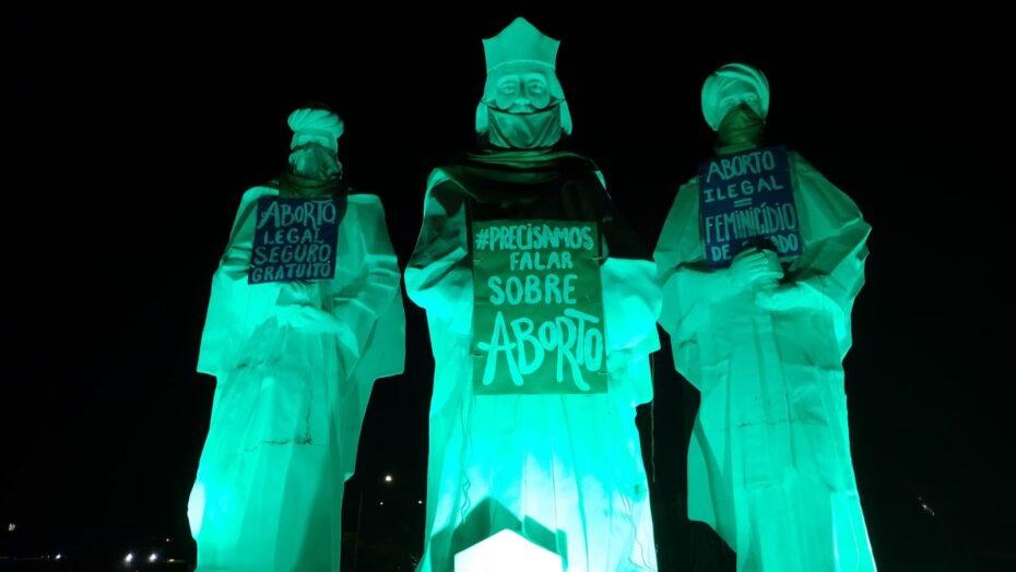 Em protesto pró-aborto, manifestantes colocam cartazes em estátuas dos Reis Magos em Natal