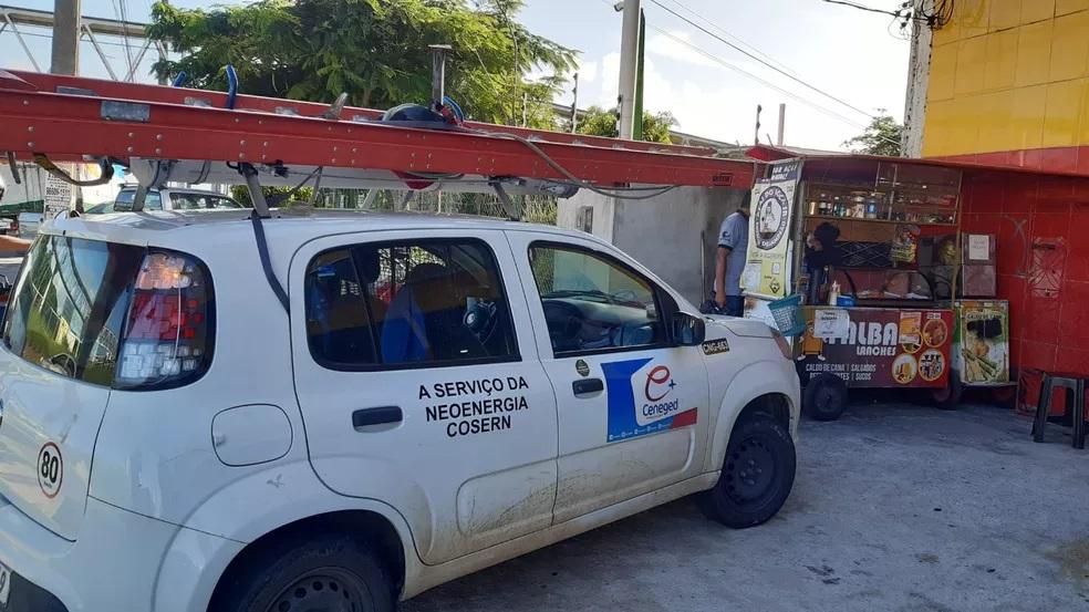 Equipe da Cosern é alvo de tiros enquanto cortava energia elétrica de pet shop em Natal