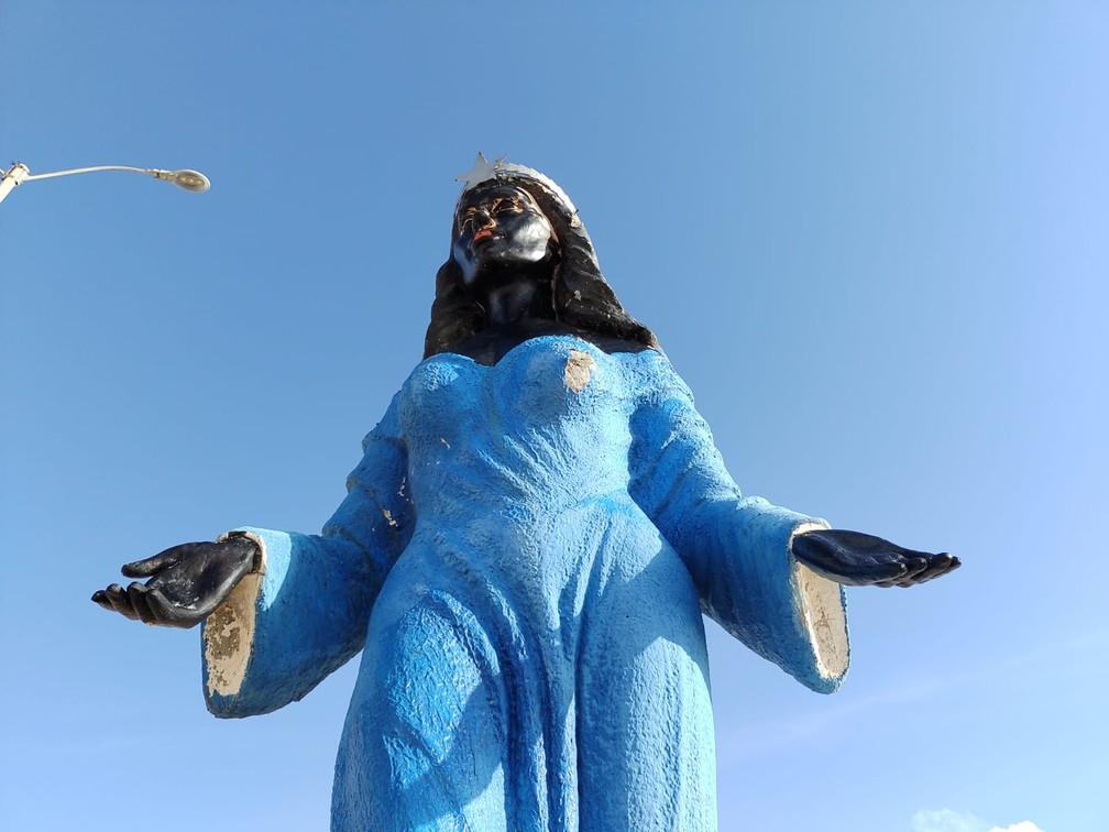 Estátua de Iemanjá amanhece pintada de preto na Praia do Meio em Natal: 'Vandalismo'