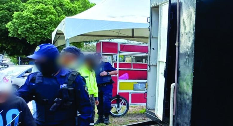 Força-tarefa retira trailer instalado de forma irregular na Zona Sul de Natal