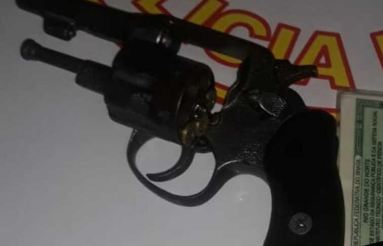 Homem armado rouba moto, perde o controle do veículo durante fuga e é preso na Grande Natal