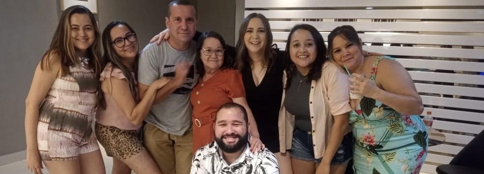 Idosa celebra 'abraços reais' após isolamento rígido longe de filhos e netos no RN