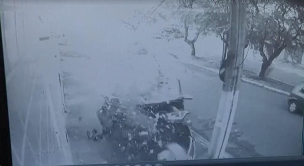 Motorista perde controle do carro, atinge postes e bate em muro de condomínio em Natal