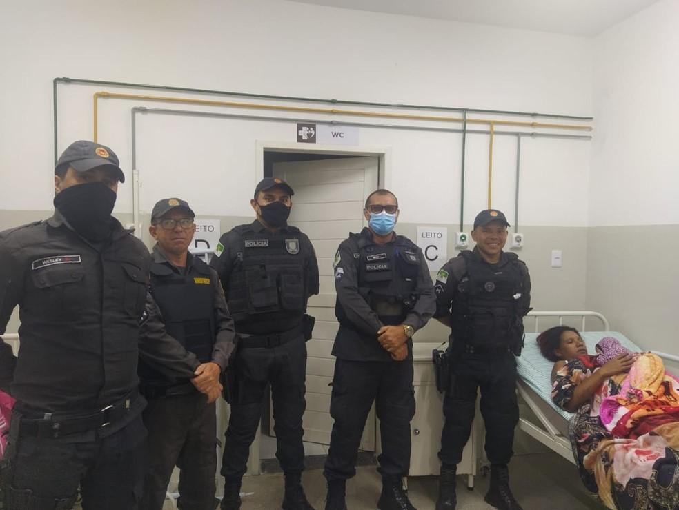 Mulher em trabalho de parto é socorrida por policiais militares e bebê nasce dentro de viatura no RN