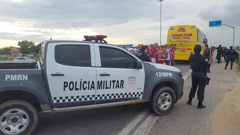 PM e PRF abordam ônibus com torcedores do América na entrada de Mossoró