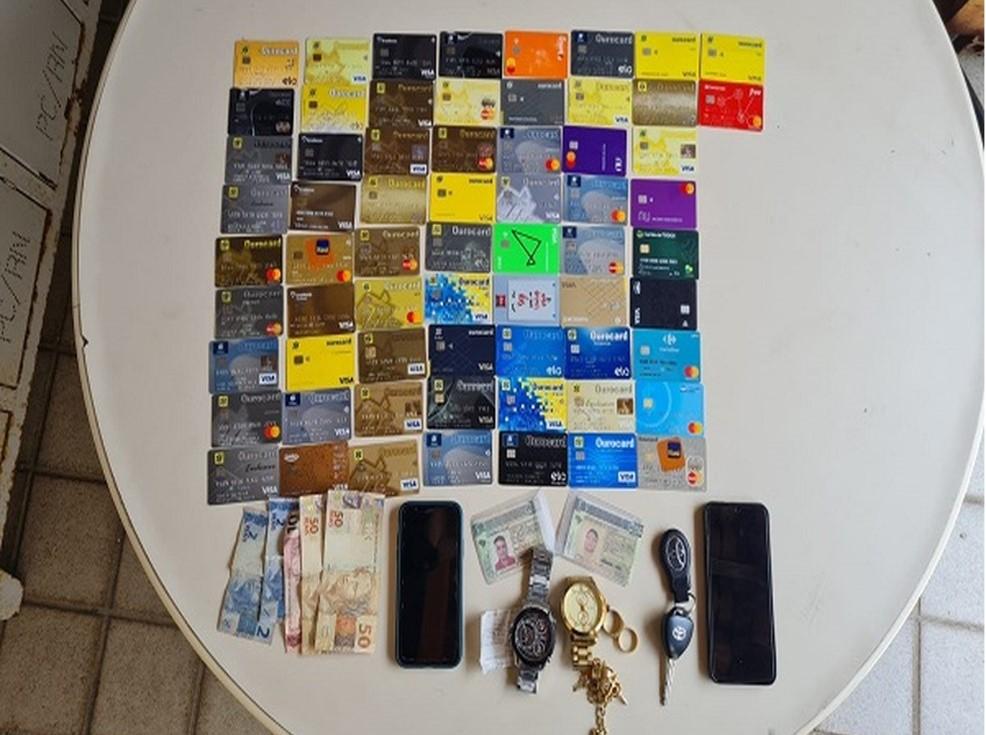 PM prende dupla que aplicava golpe da 'troca de cartões' em agência bancária de Natal