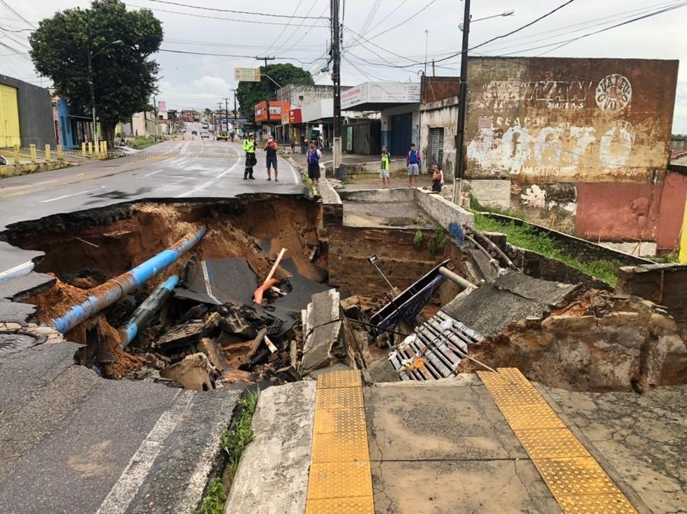 Prefeitura de Natal decreta situação de emergência após chuva alagar ruas e abrir crateras na cidade