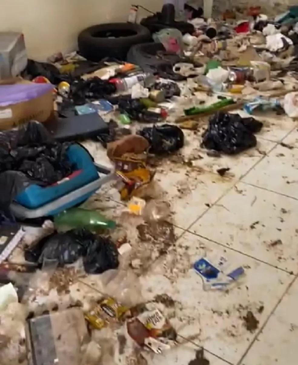 Psicóloga é presa após guarda municipal encontrar filho adolescente e 23 cachorros abandonados em Mossoró