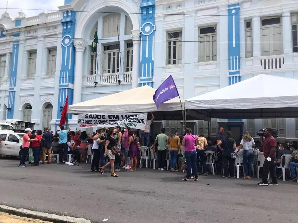 Servidores paralisam atividades em unidades de saúde de Natal e protestam em frente à prefeitura