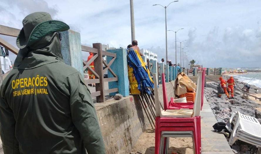 Três barracas irregulares são removidas de praia em Natal
