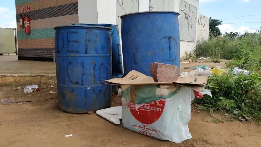 Bolsas de sangue animal são descartadas em rodoviária de Mossoró