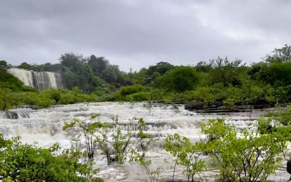 Cachoeira do Roncador, em Felipe Guerra, volta a ficar cheia após chuvas de mais de 100 milímetros