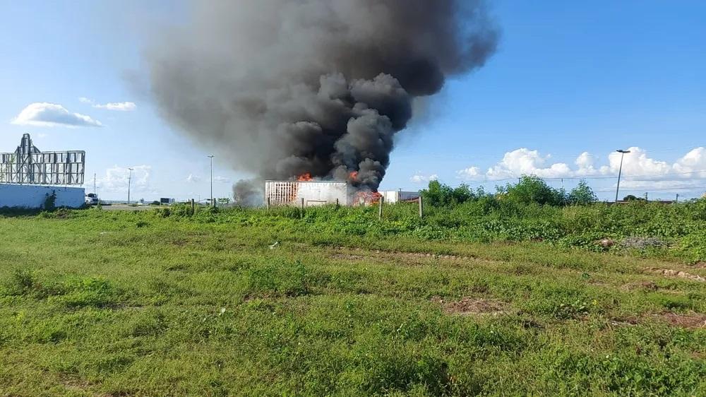 Caminhão carregado de fraldas pega fogo e via da BR-304 é interditada em Mossoró