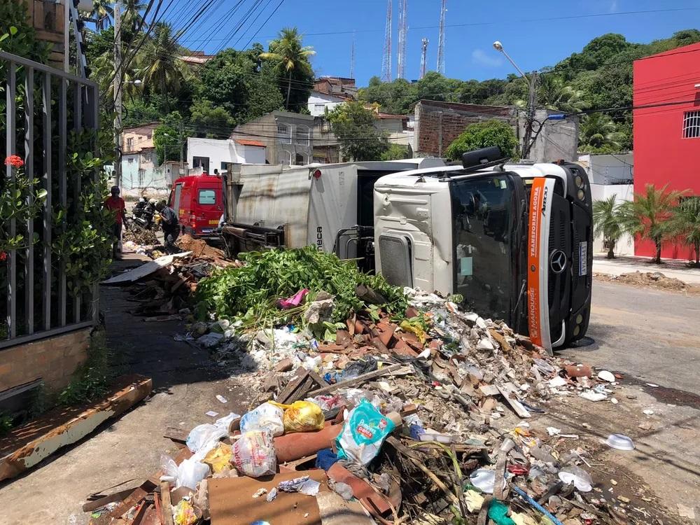 Caminhão de coleta de lixo tomba e garis ficam feridos na Zona Leste de Natal