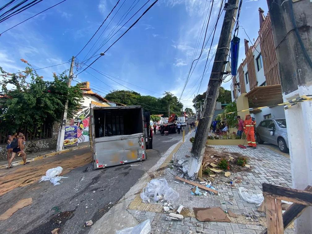 Caminhão desgovernado desce ladeira, arrasta carro e só para após bater em poste e capotar em Natal